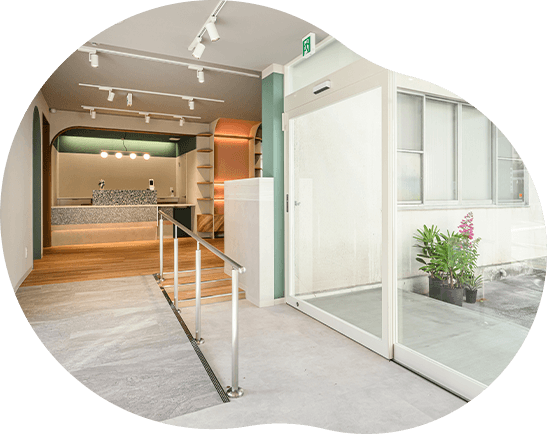 入口のスロープ