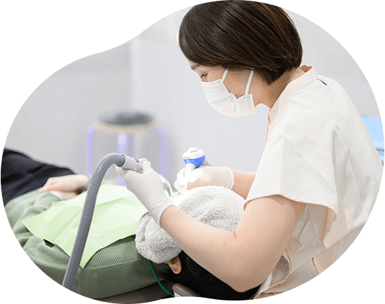 治療をしている歯科技師