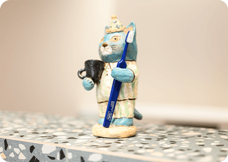 陶器の猫の置物