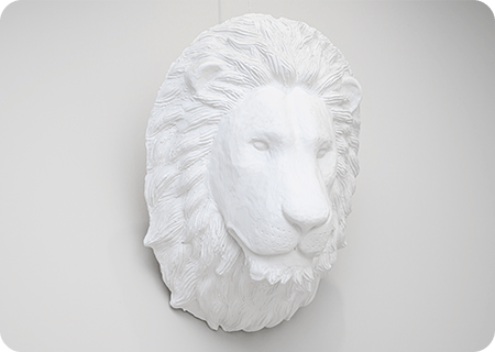 白いライオンの置物